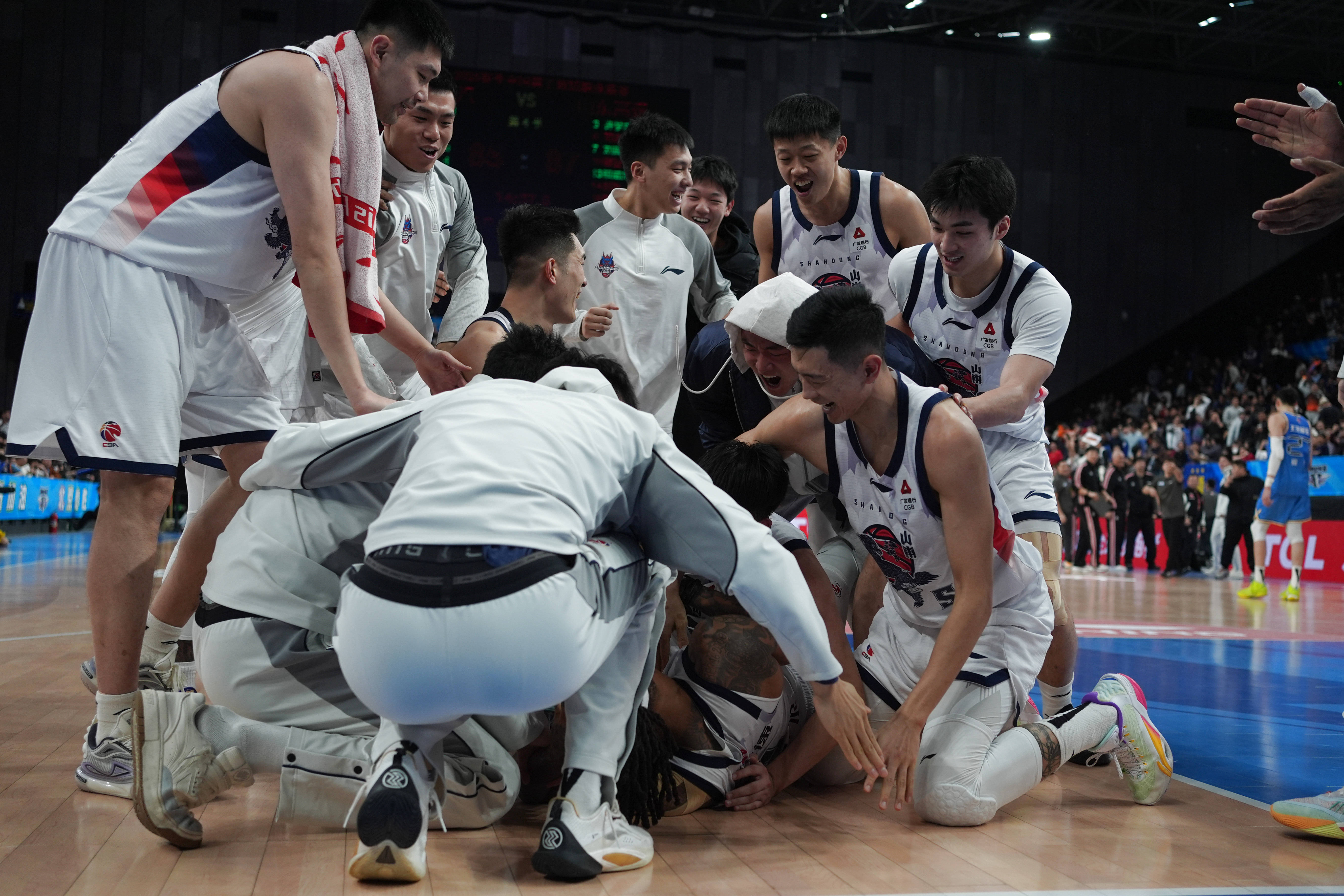 包含上海海港门线救险备战CBA常规赛底特律活塞赛前造点机会，现场解说直呼：新疆广汇围绕法甲防线松动的词条
